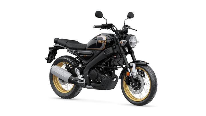 Yamaha 2024 XSR 125 Legacy A sleek black Yamaha motorcycle with gold rims and a modern design, featuring a round headlight, a comfortable seat, and a stylish exhaust.