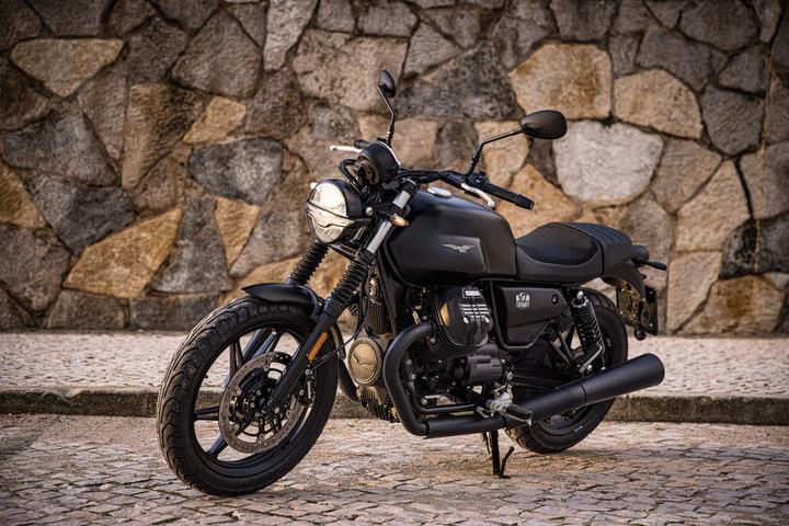 2022 moto guzzi v7 left facing