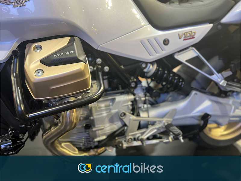 Central bikes presents the EICMA 2022 Motto Guzzi V100 Mandello bianco polare motorbike.