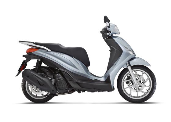 Piaggio Medley 125 Euro 5+ A sleek silver scooter viewed from the side, featuring a comfortable seat, modern design elements, and a black rear fender.