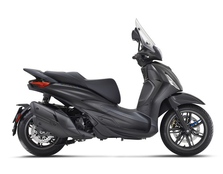 Piaggio Beverly 400 S Eu5+ A sleek black scooter with a streamlined design, featuring a windscreen, comfortable seat, and modern wheels, shown from a side angle against a white background.