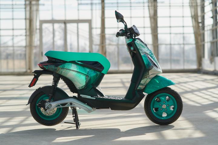 Right profile Piaggio and Feng Chen Weng collaboration scooter