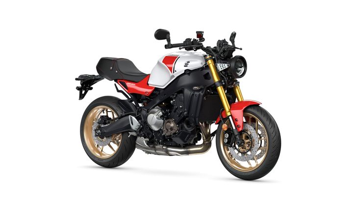 Yamaha 2024 XSR 900 A stylish motorcycle featuring a black and silver frame with red accents, a round headlight, and gold wheels, positioned on a white background.