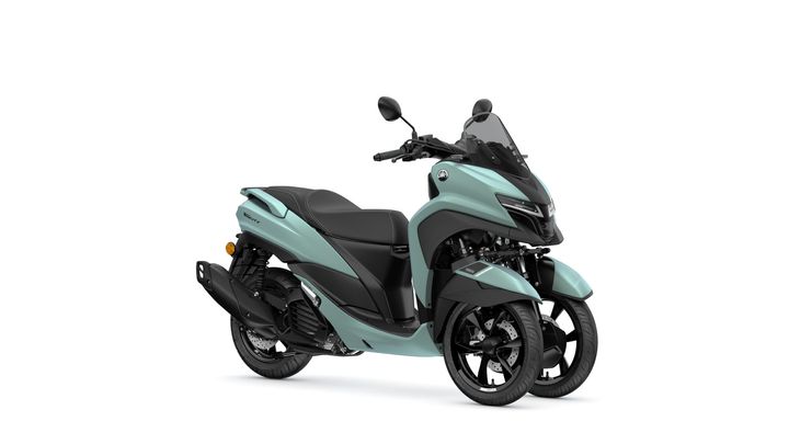 Yamaha 2025 Tricity 125 A modern teal and black three-wheeled scooter, featuring a sleek design with a windscreen, sporty handlebars, and dual front tires.