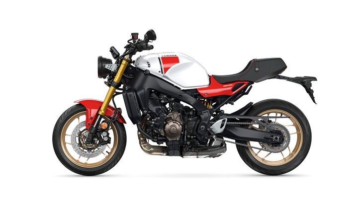 A Yamaha XSR 900 motorcycle displayed from the side, featuring a sleek design with a white and red body, gold wheels, and a visible engine, set against a white background.