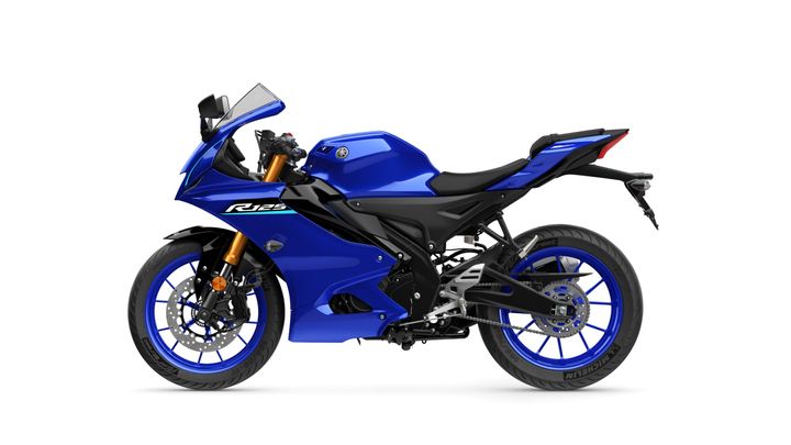 A sleek blue Yamaha R125 motorcycle, showcasing a modern design with a fairing, sporty seat, and dual-tone wheels, is displayed against a white background.